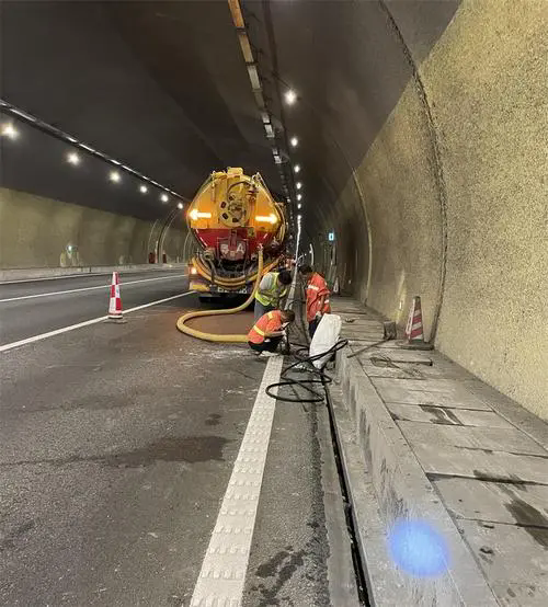 凉山隧道排水渠清淤